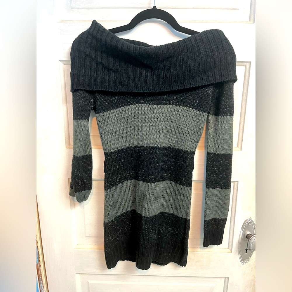 Black/gray sweatshirt